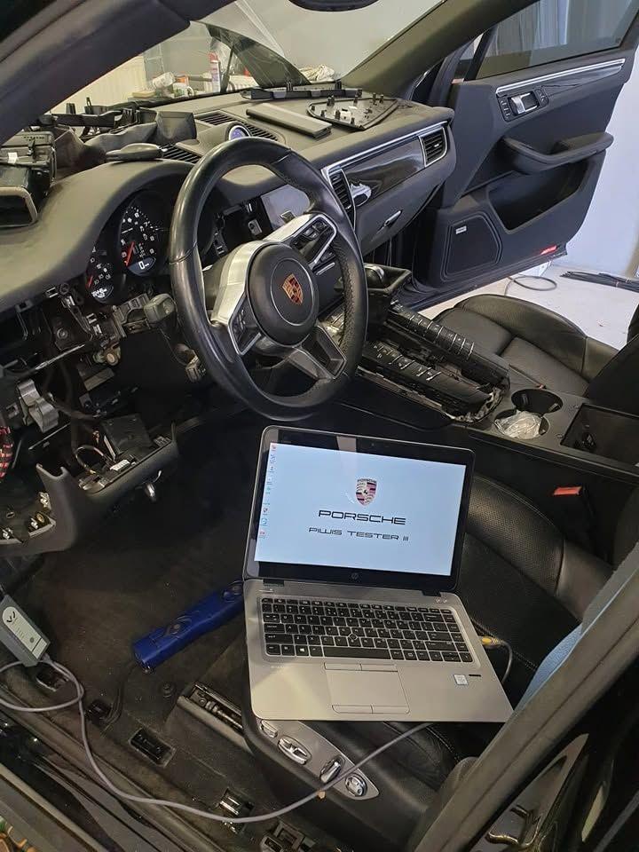 Diagnostyka komputerowa auta VAG – laptop w kabinie podczas kodowania