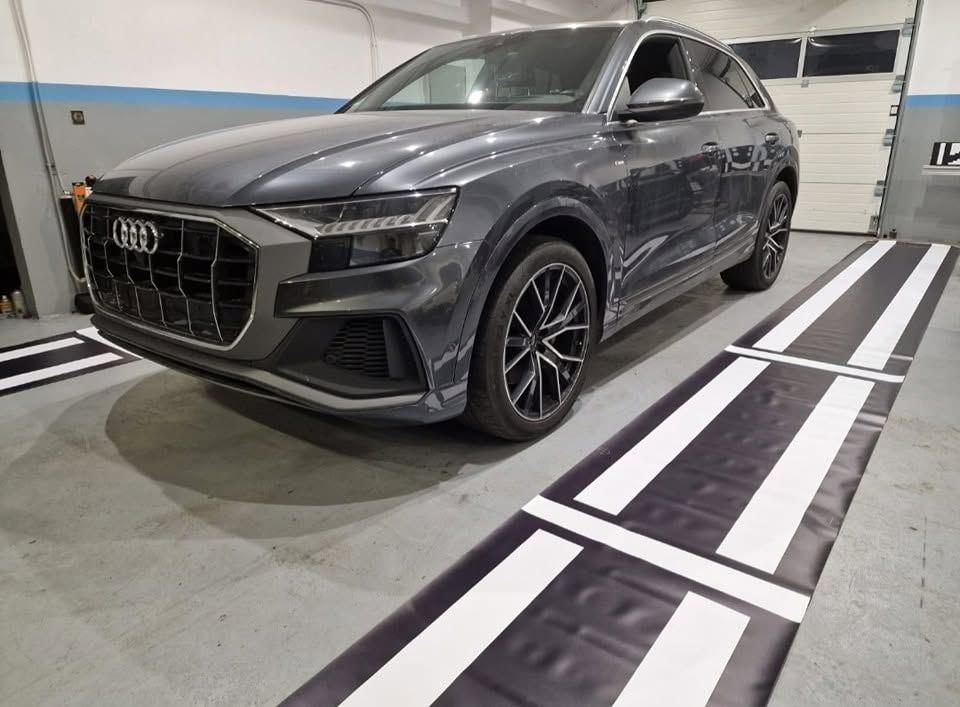 Audi Q8 na matach kalibracyjnych kamer 360