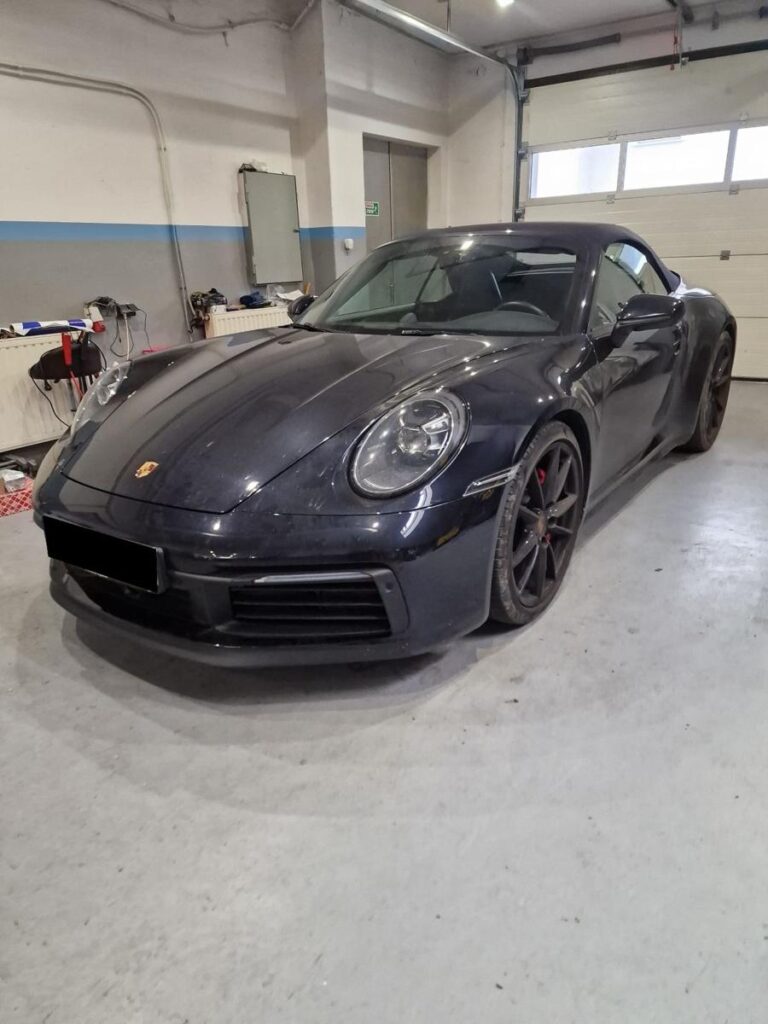 Porsche 911 Carrera 4S Cabrio 992 – naprawa elektroniki, kodowanie i zdjęcie ochrony komponentu radaru ACC wraz z kalibracją