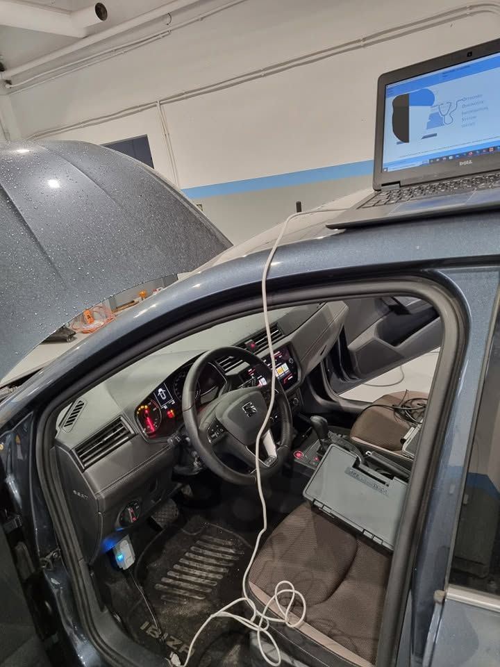 Seat Ibiza podłączony do komputera diagnostycznego podczas kodowania sterowników