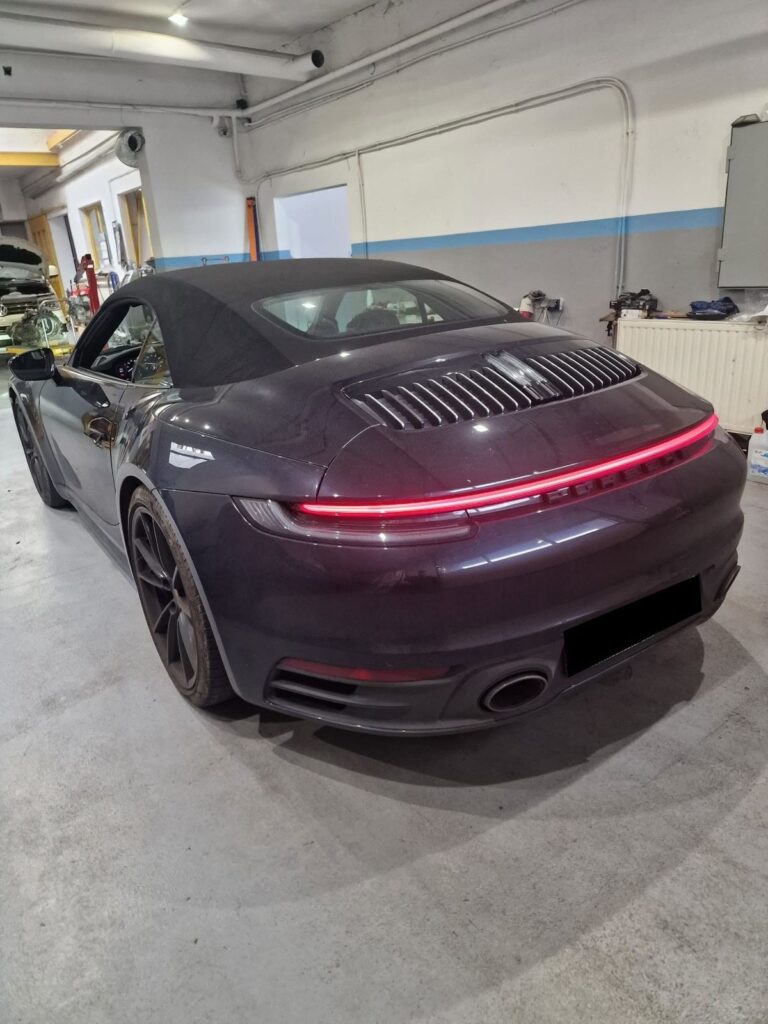 Porsche 911 Carrera 4S Cabrio 992 – naprawa elektroniki, kodowanie i zdjęcie ochrony komponentu radaru ACC wraz z kalibracją – zdjęcie 2